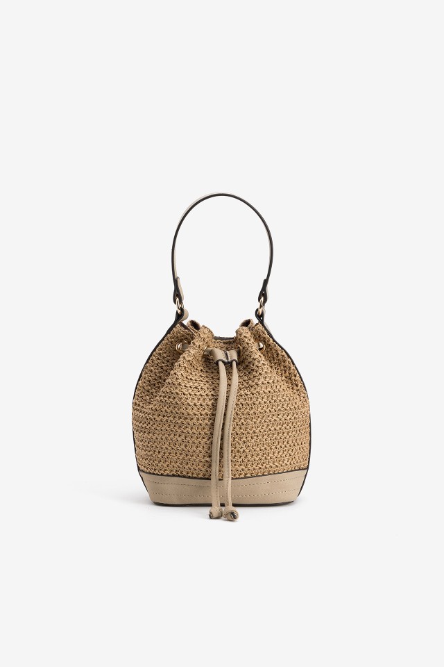 Bolso bucket marr�n trenzado