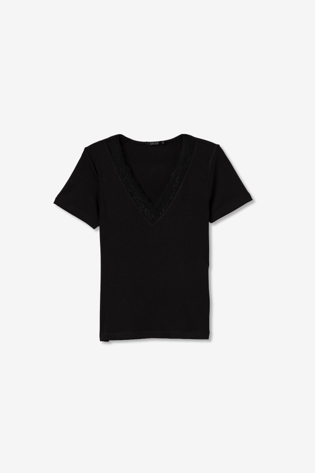 T-shirt preta decote renda
