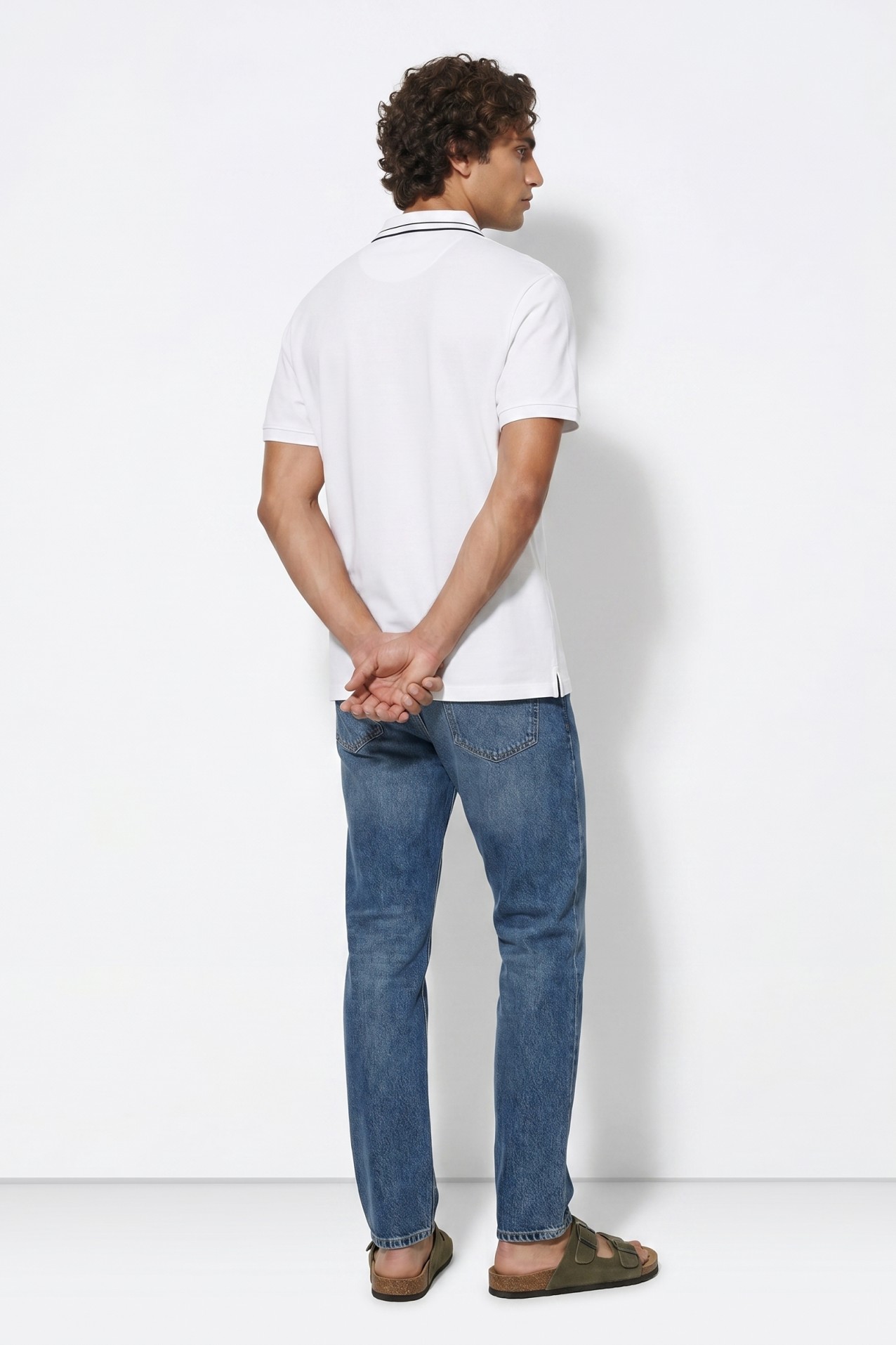 Polo branco gola riscada