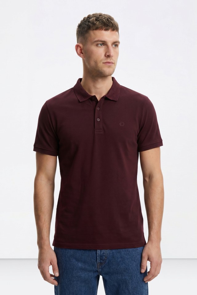 Polo justo vermelho escuro