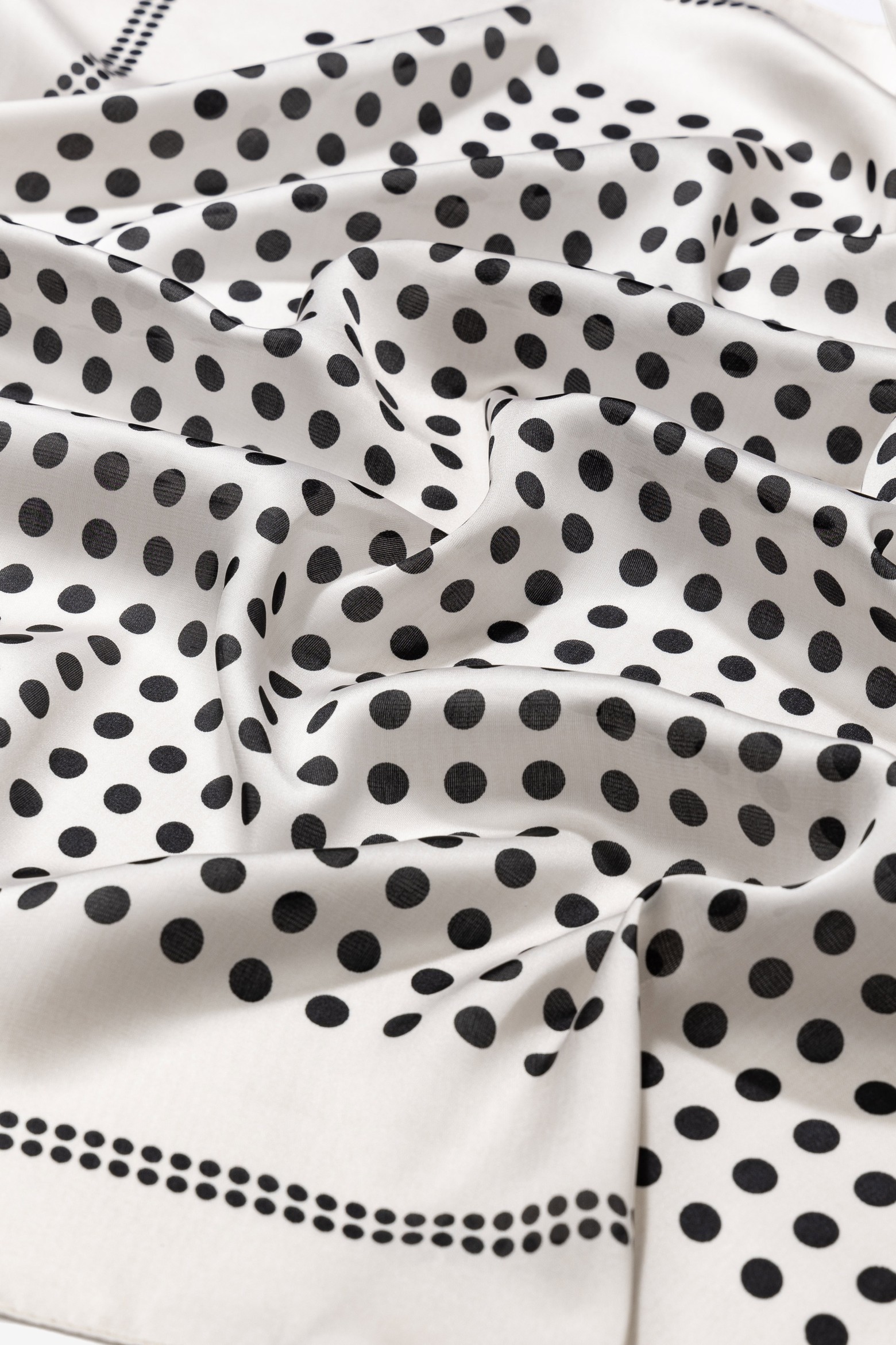 Len�o branco com bolinhas
