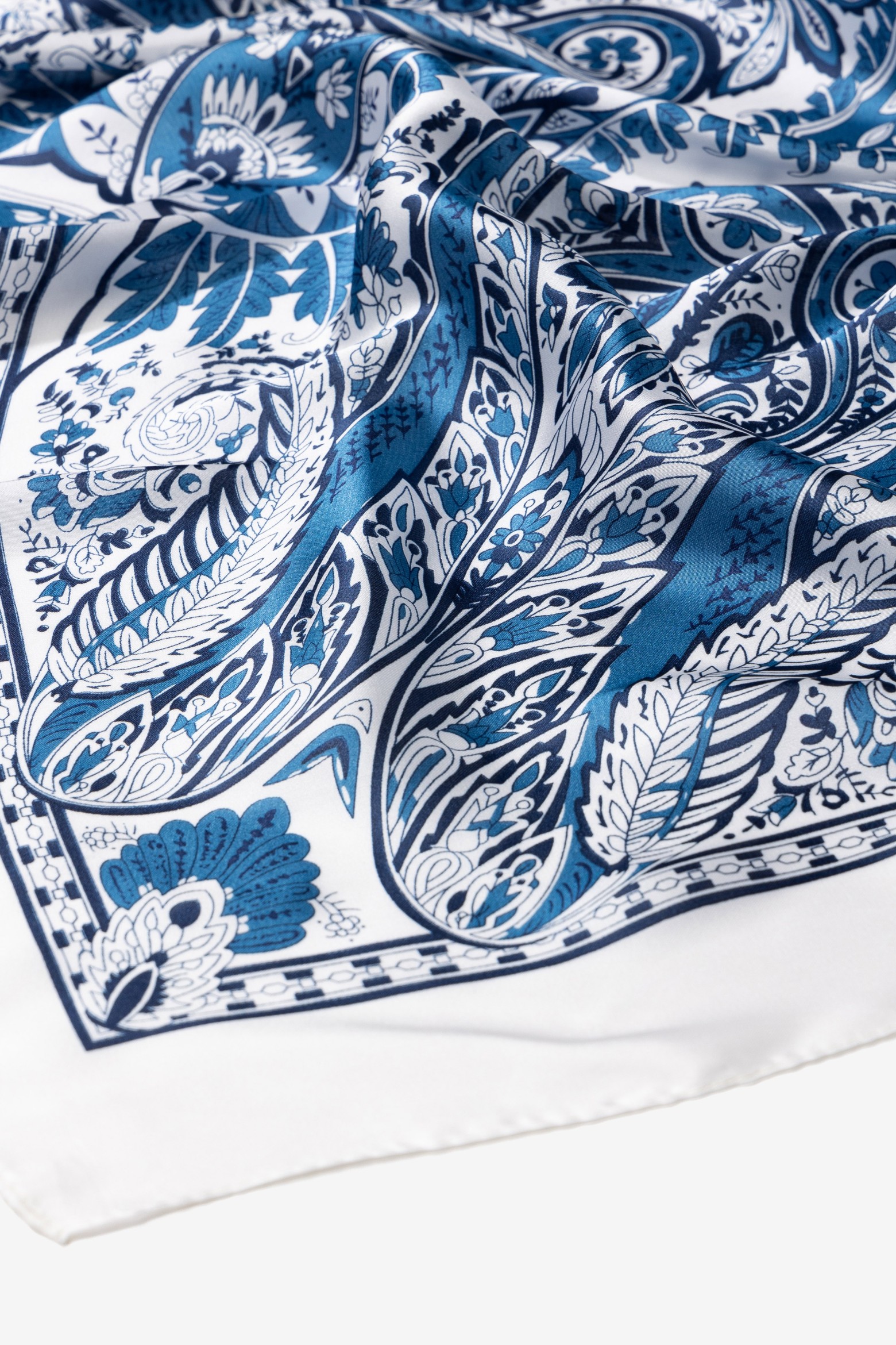 Len�o azul estampado paisley