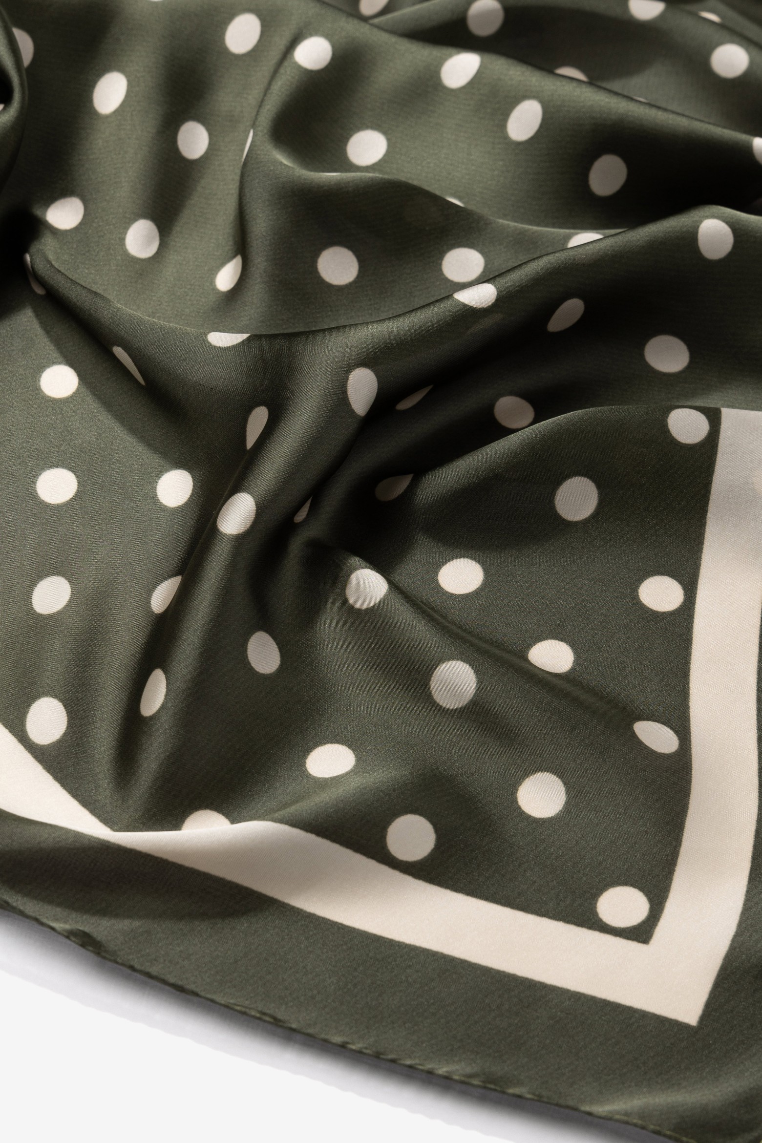 Len�o verde com bolinhas