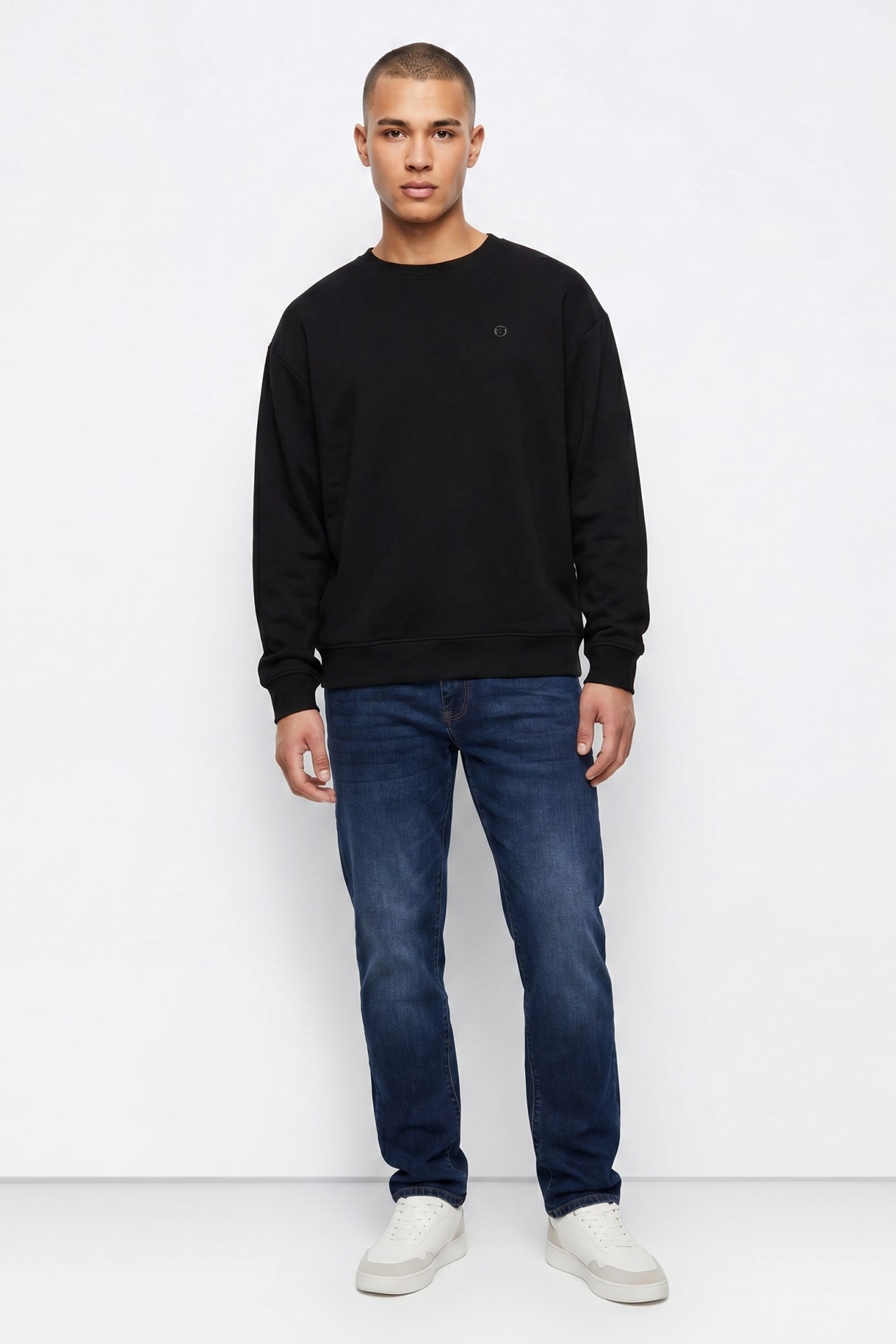 Sudadera negra básica