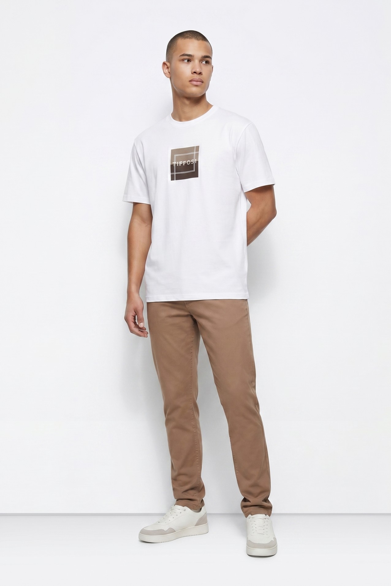 Camiseta blanca con gráfico