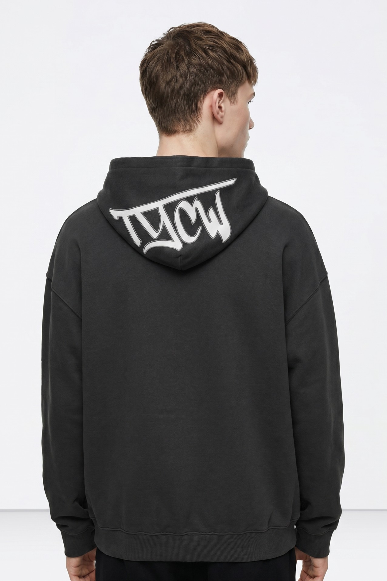 Hoodie preto com capuz largo