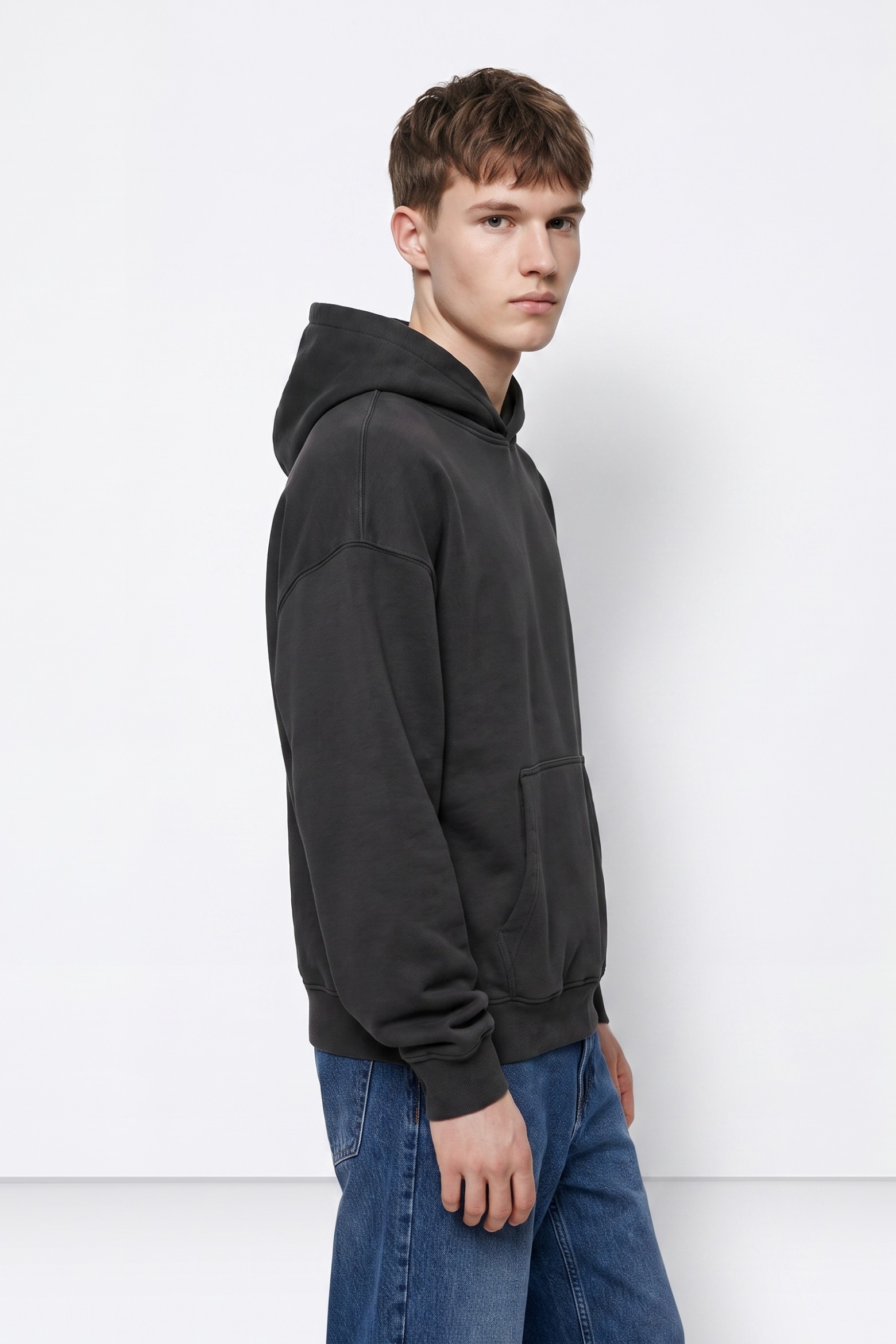 Hoodie preto com capuz largo