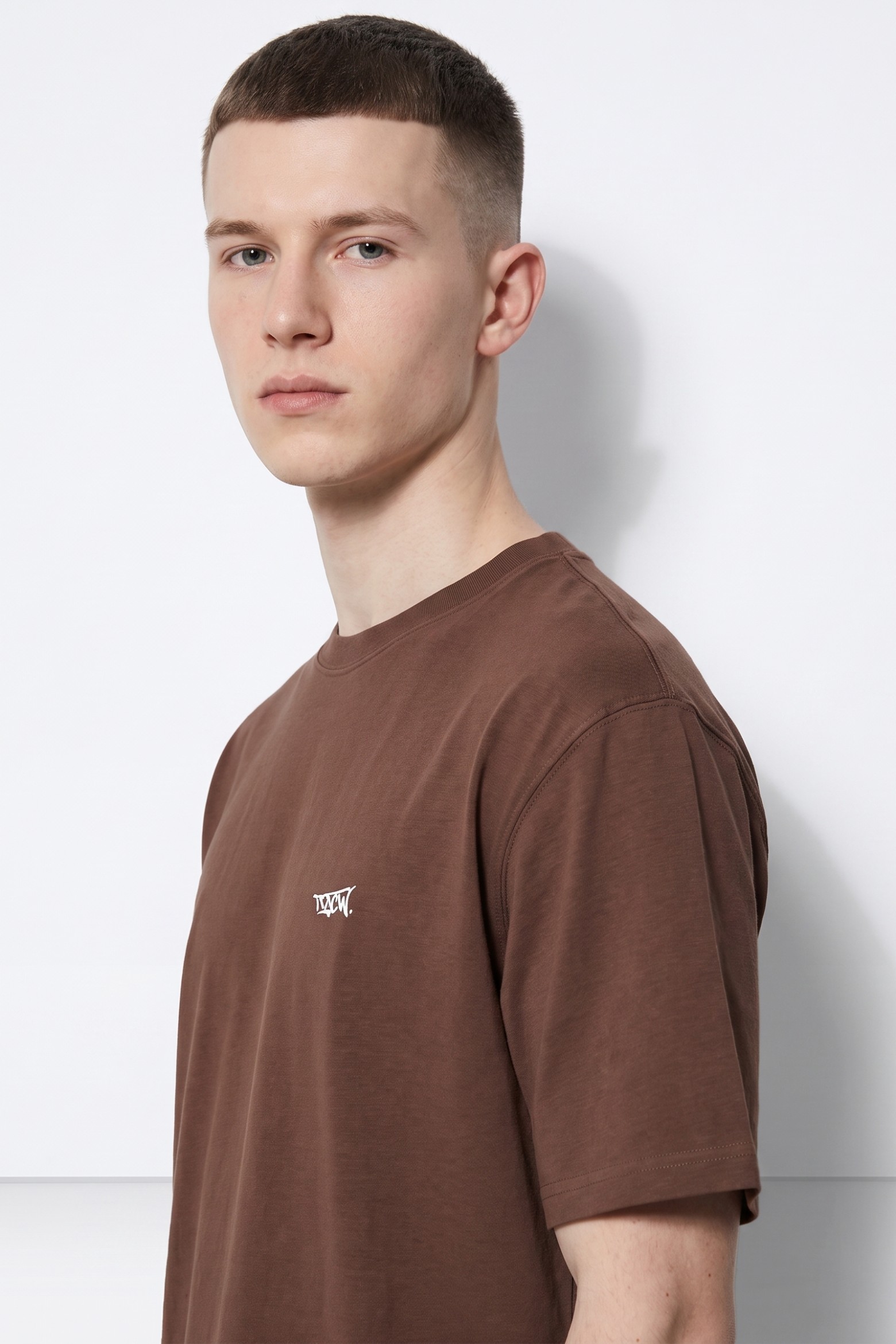 T-shirt castanha oversized graffiti