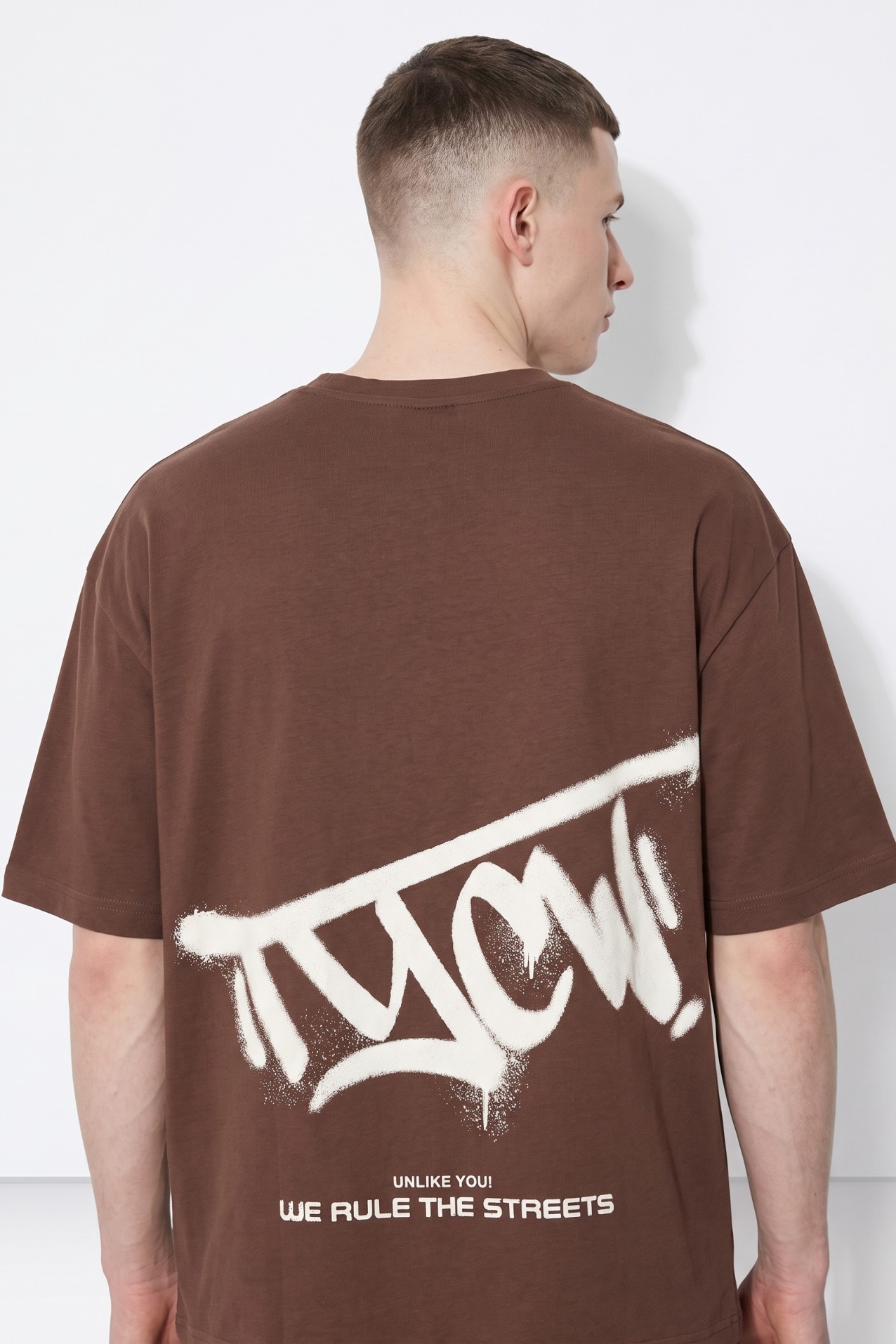 T-shirt castanha oversized graffiti
