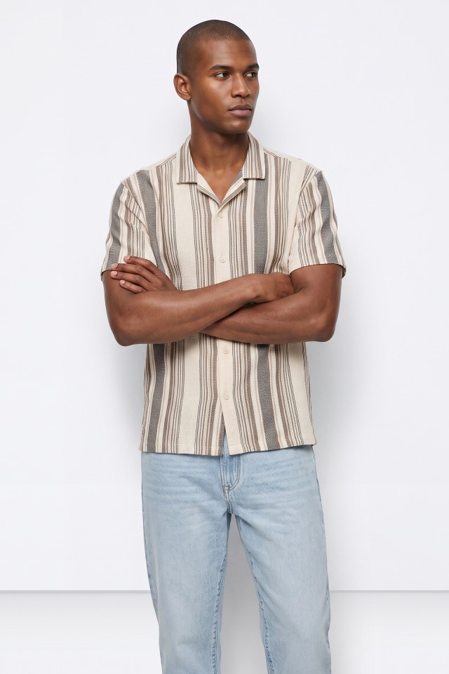 Camisa bege riscas curtas