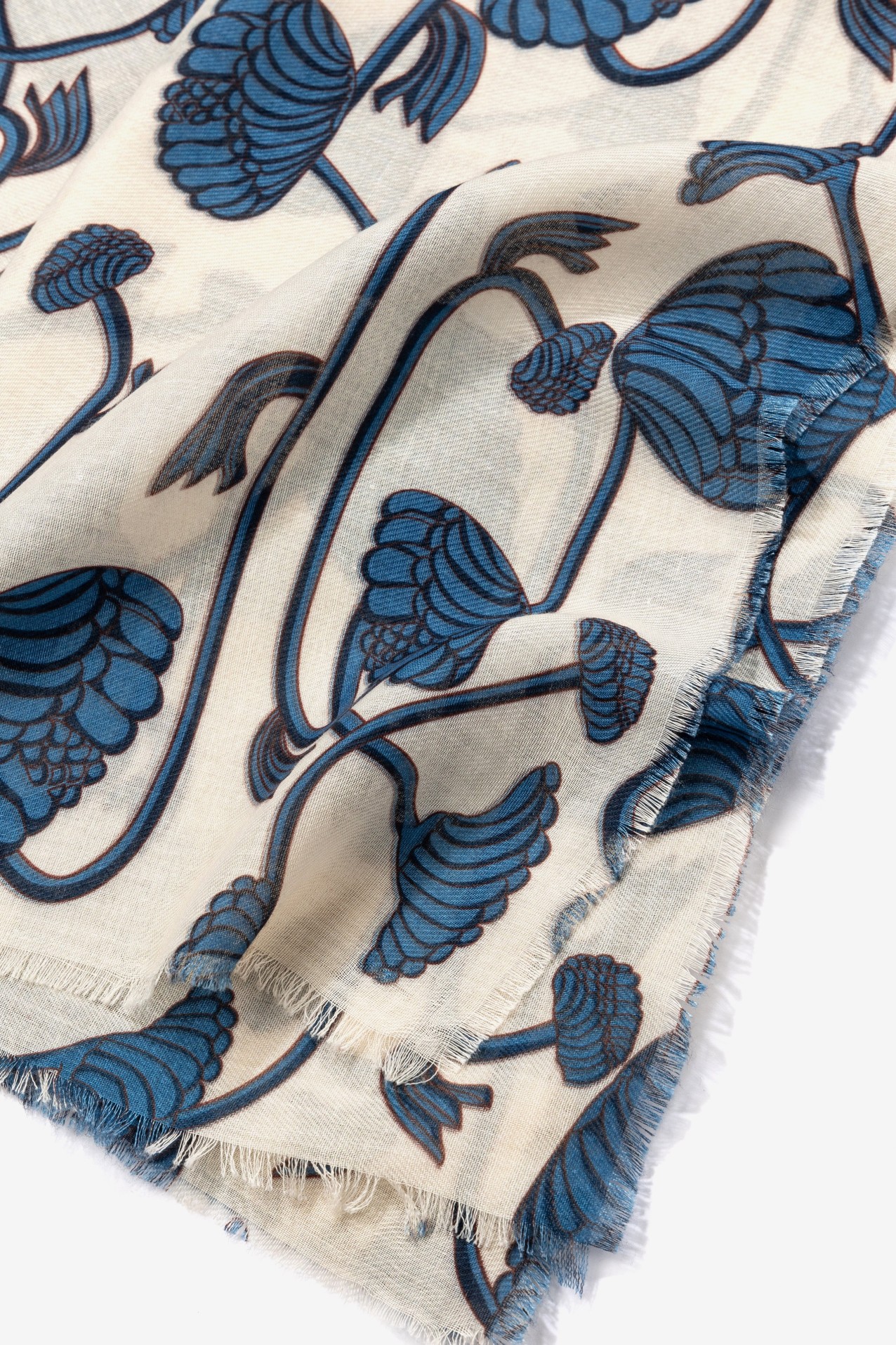 Len�o floral azul e cru