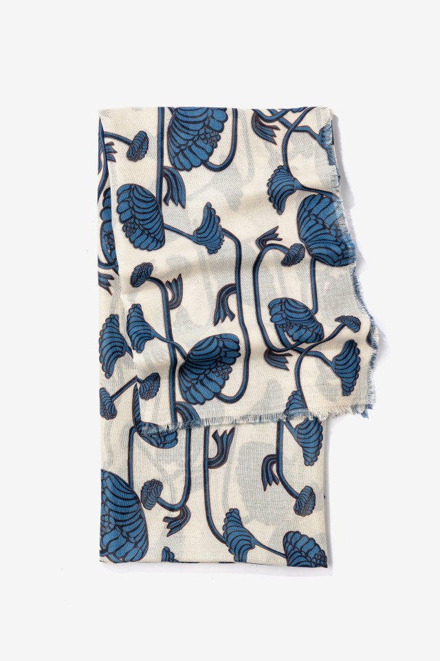 Len�o floral azul e cru