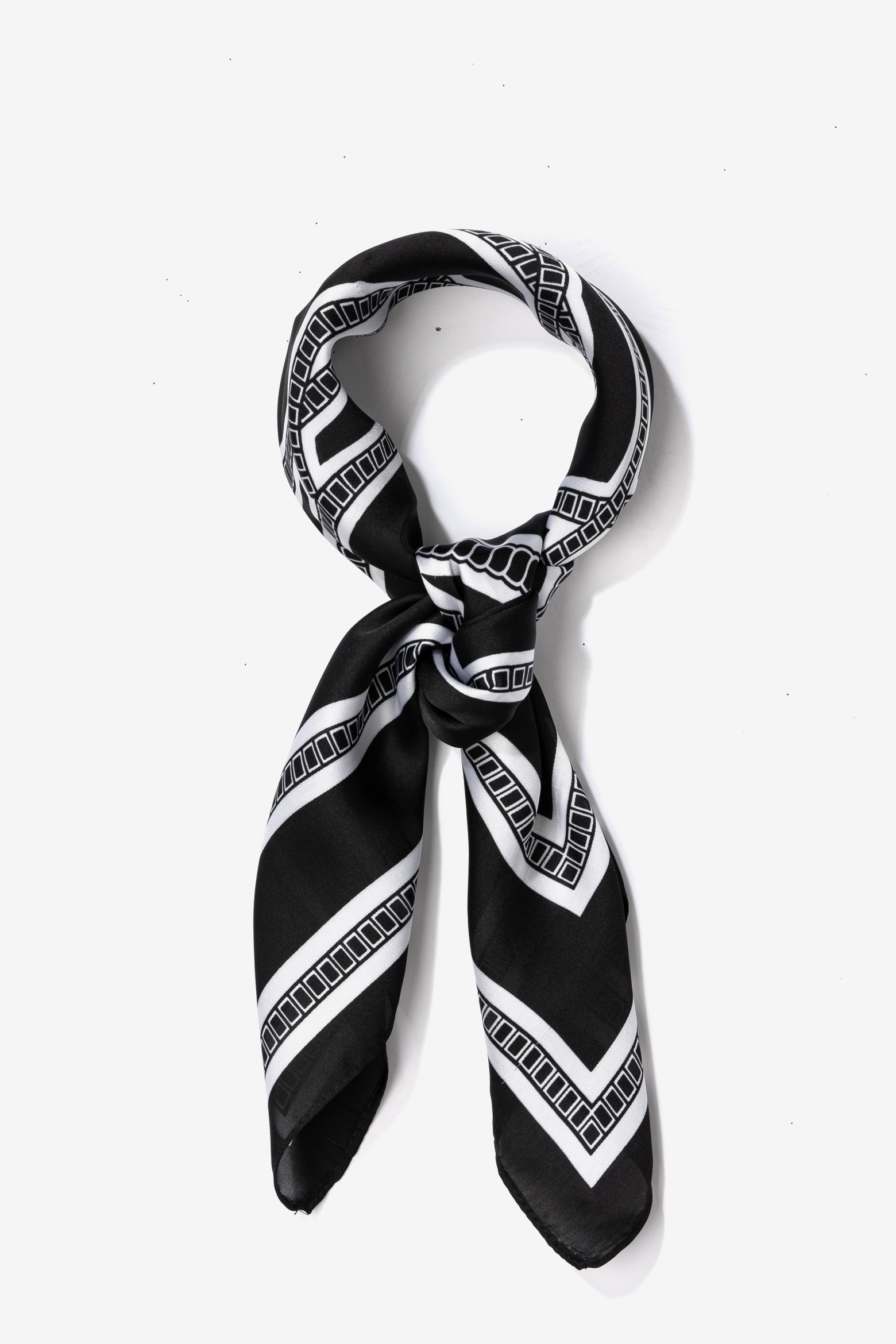 Pañuelo negro estampado cadenas