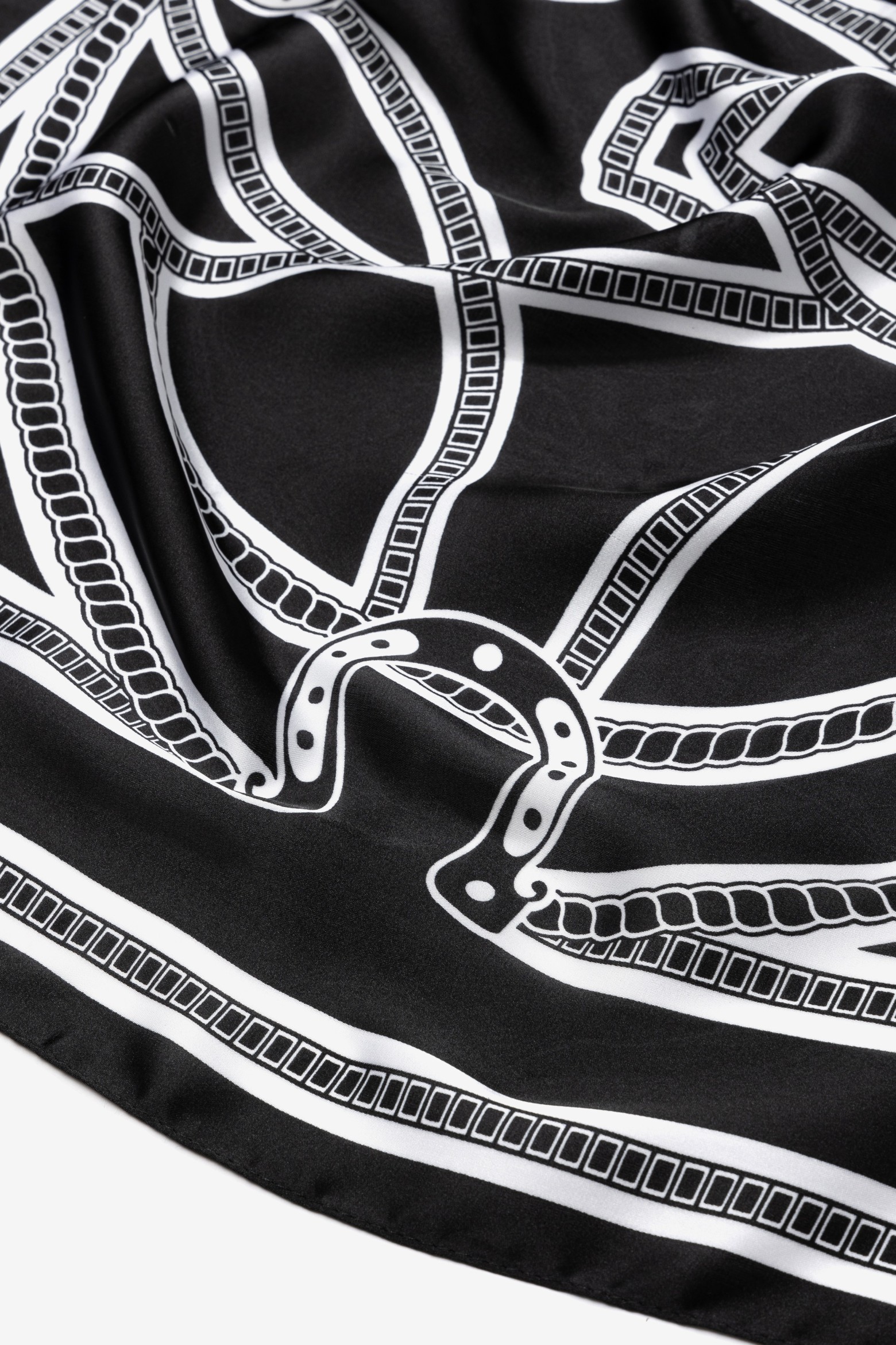 Pa�uelo negro estampado cadenas