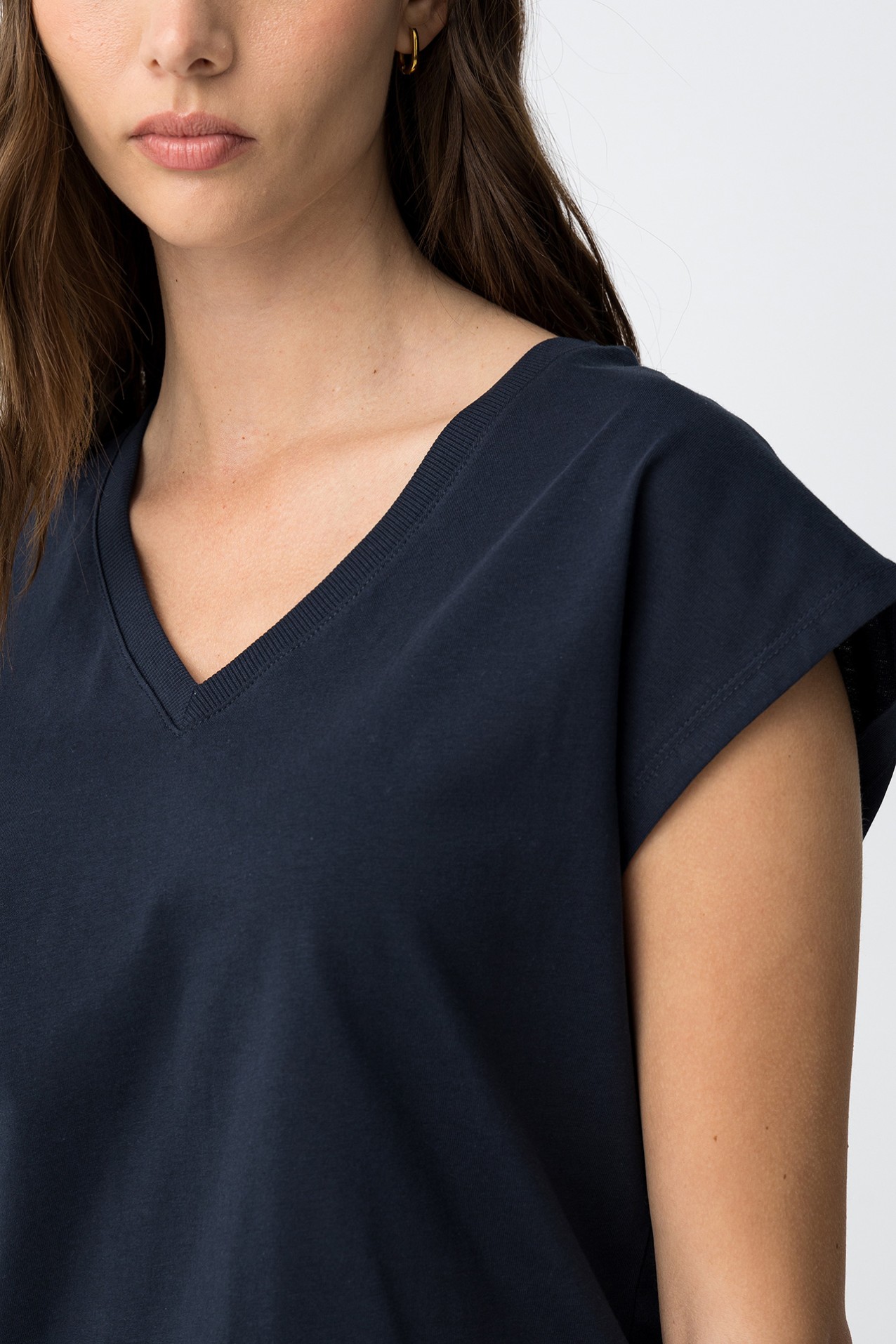 Camiseta azul escote pico