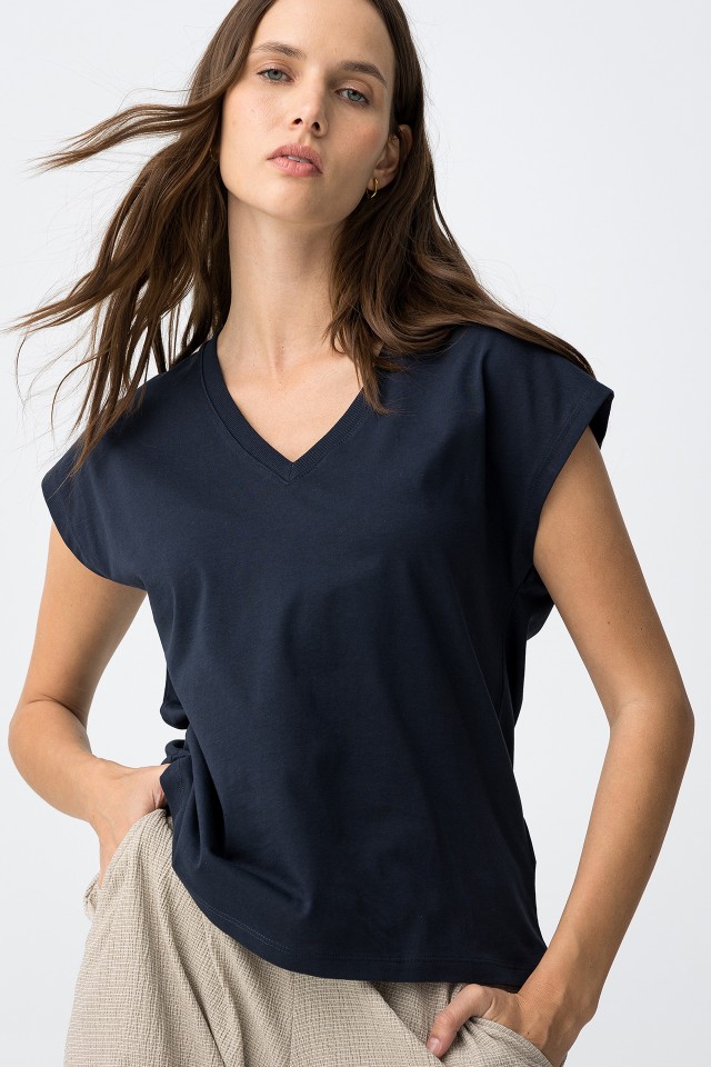 T-shirt azul decote em V