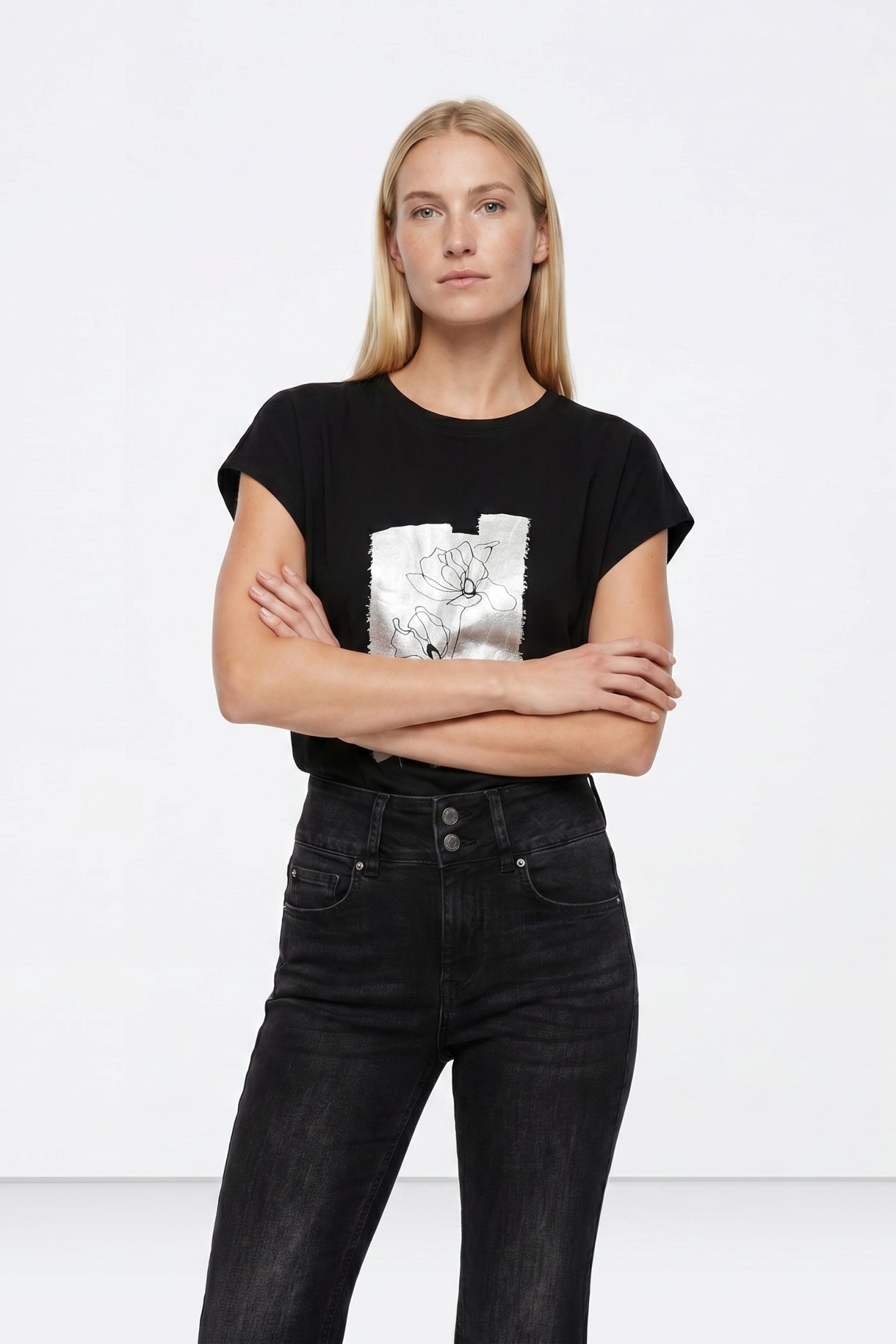 T-shirt preta com ilustra��o