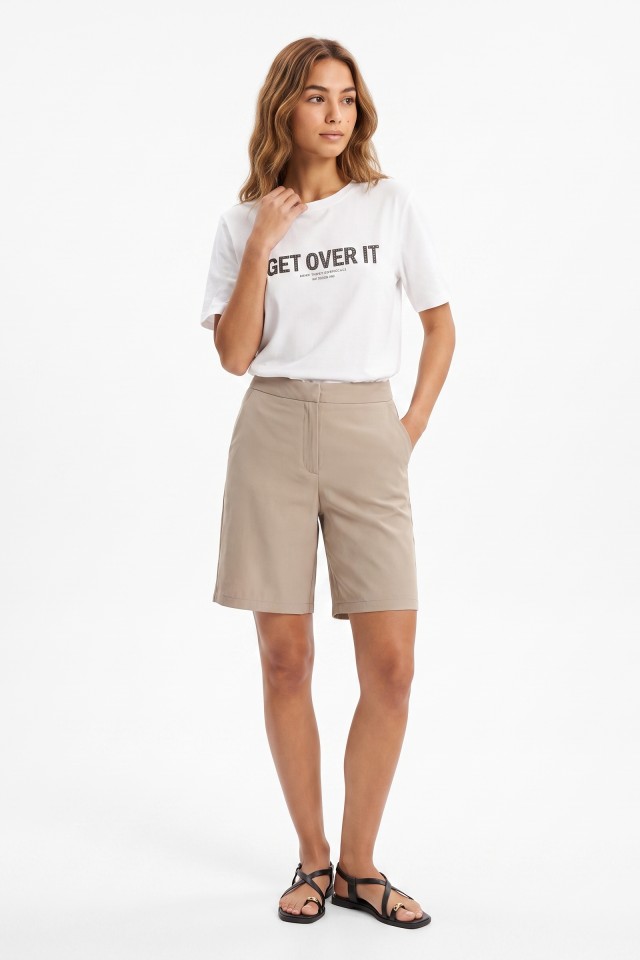 Bermuda beige minimalista