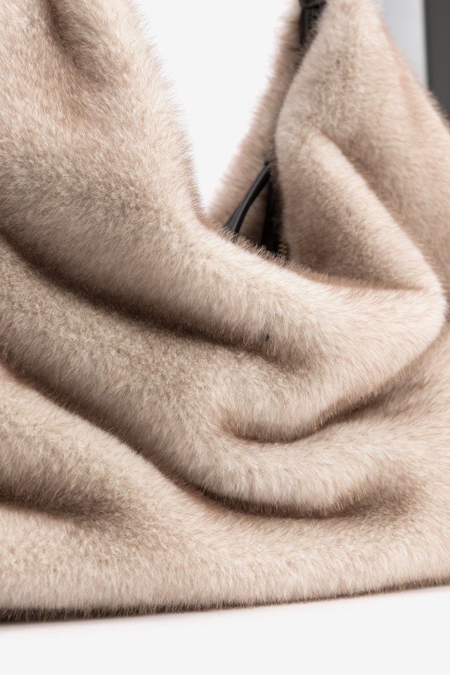Bolso beige de pelo Bolso beige de pelo