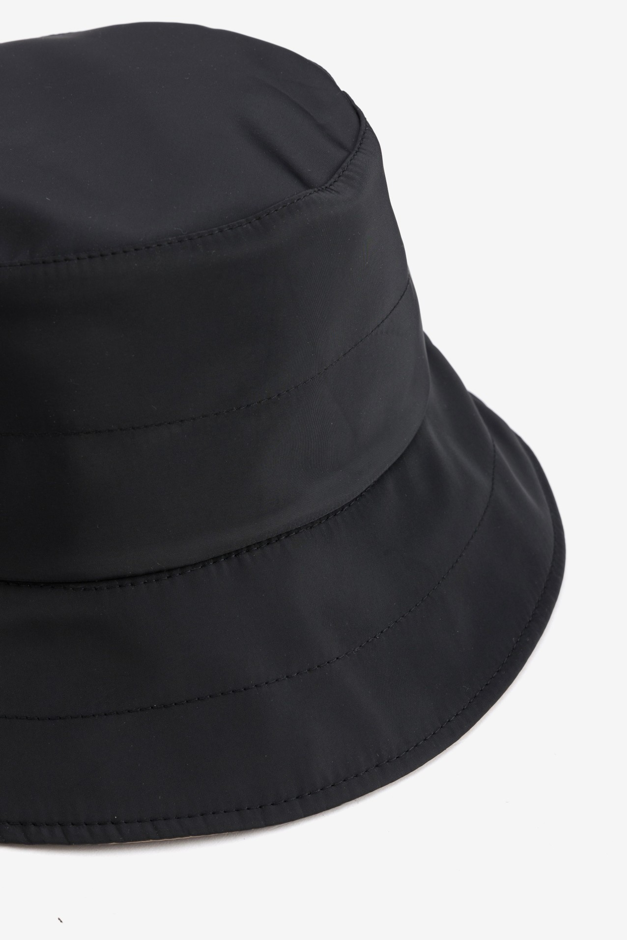 Bucket hat preto revers�vel