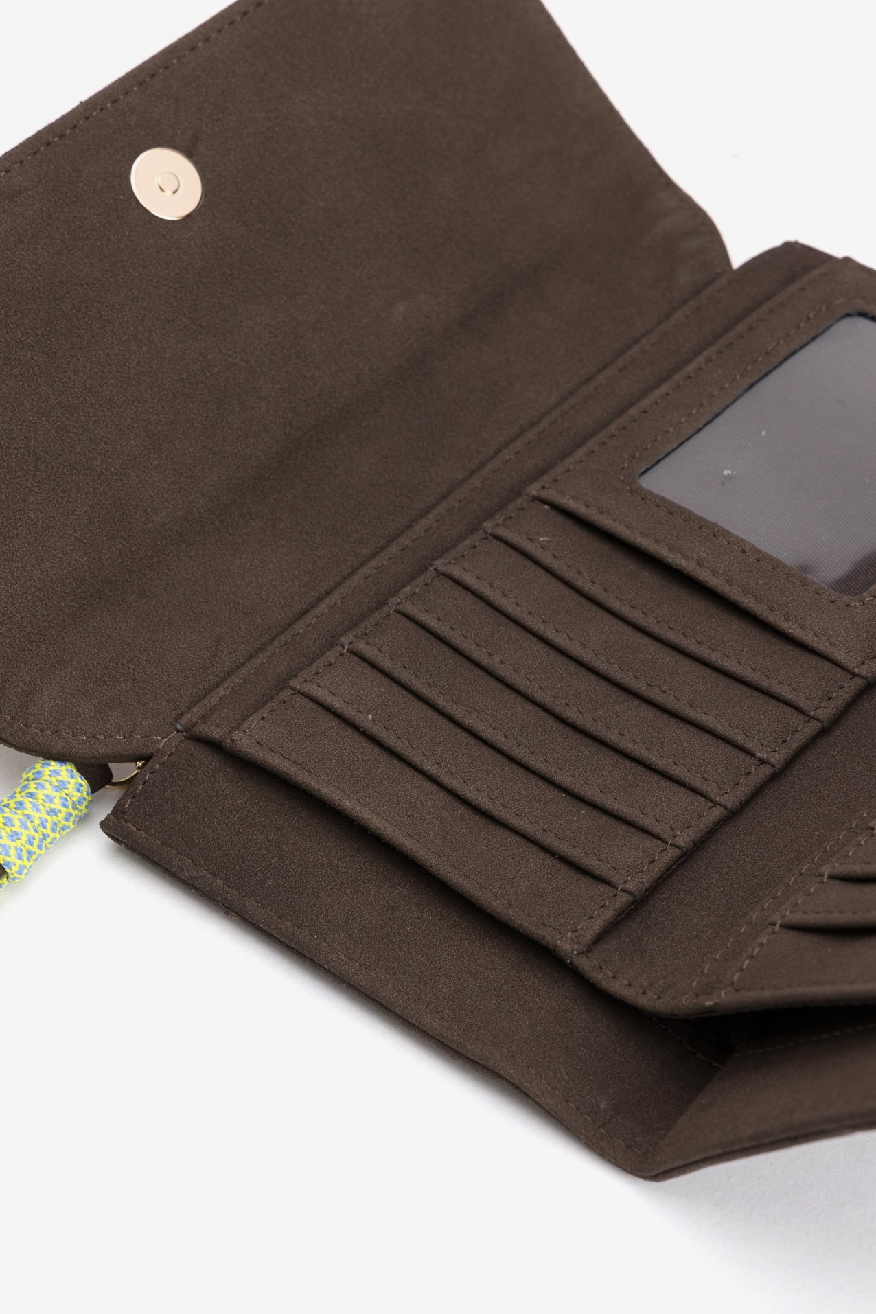 Monedero chocolate texturizado