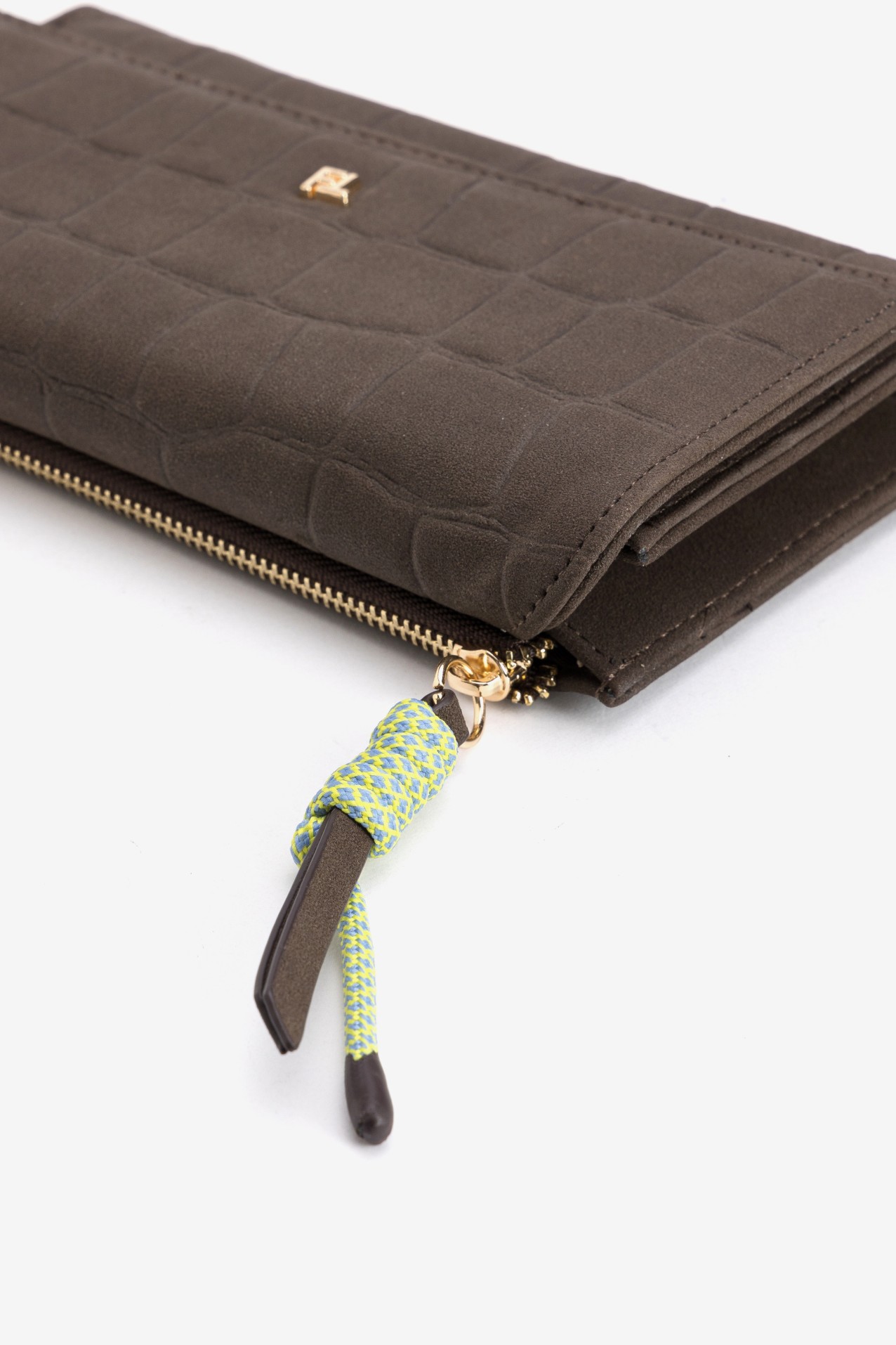Monedero chocolate texturizado