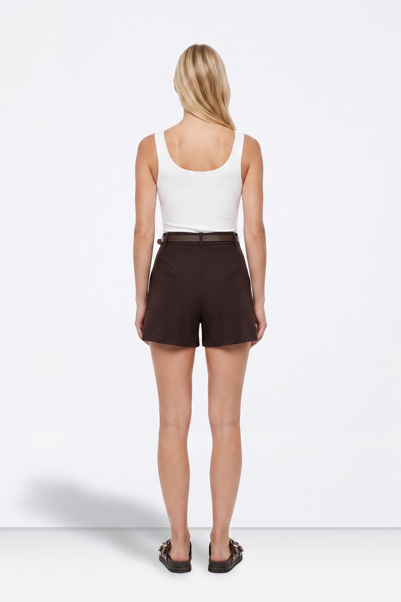 Shorts chocolate con cintur�n