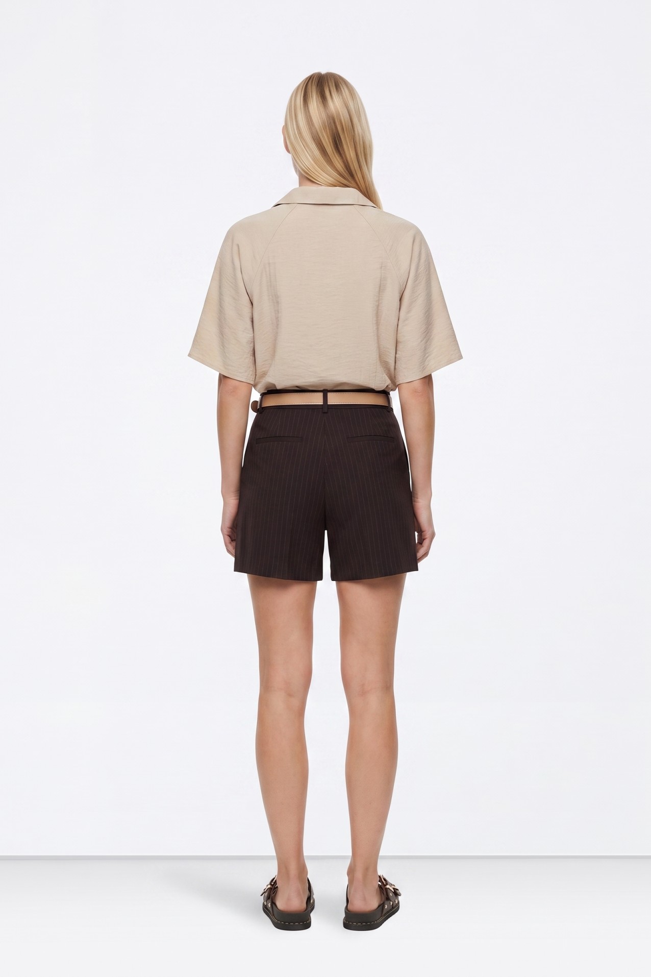 Shorts marr�n con cintur�n