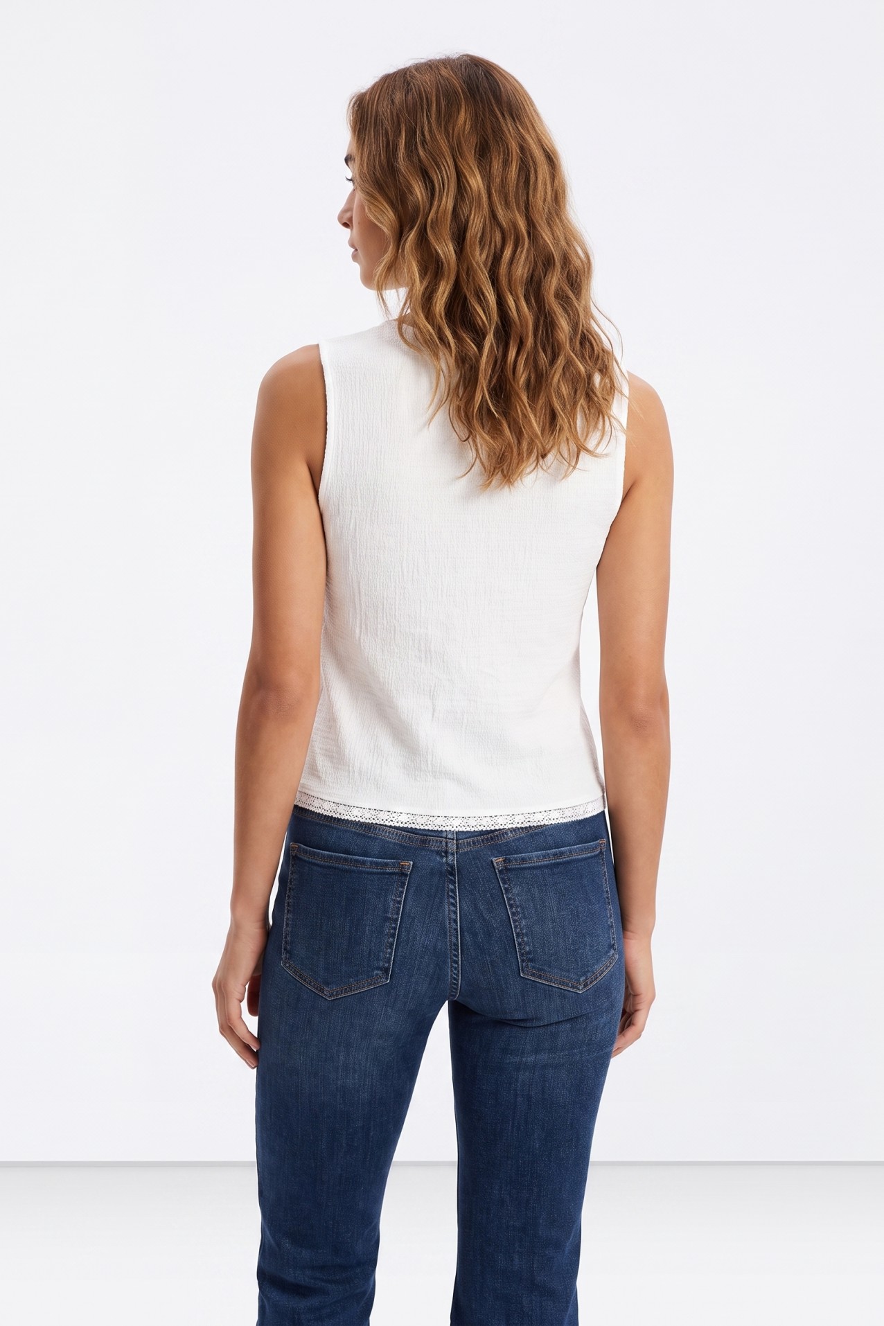T-shirt branca cropped renda