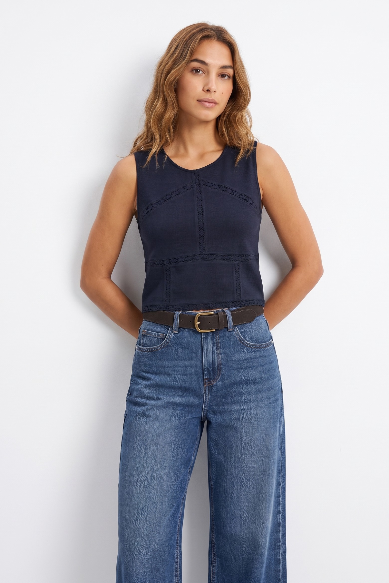 Camiseta azul encaje minimal