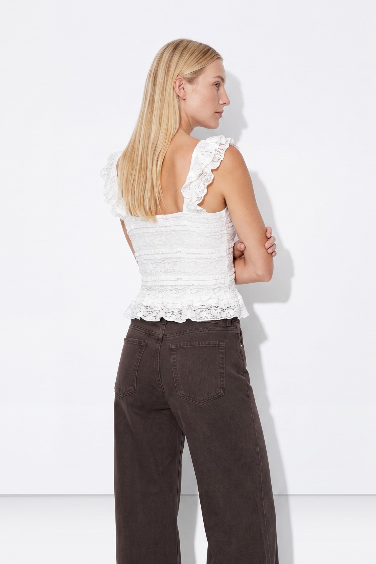 Top blanco con volantes