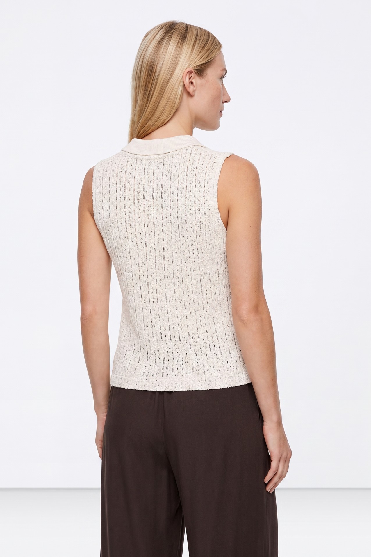 Camiseta beige sin mangas