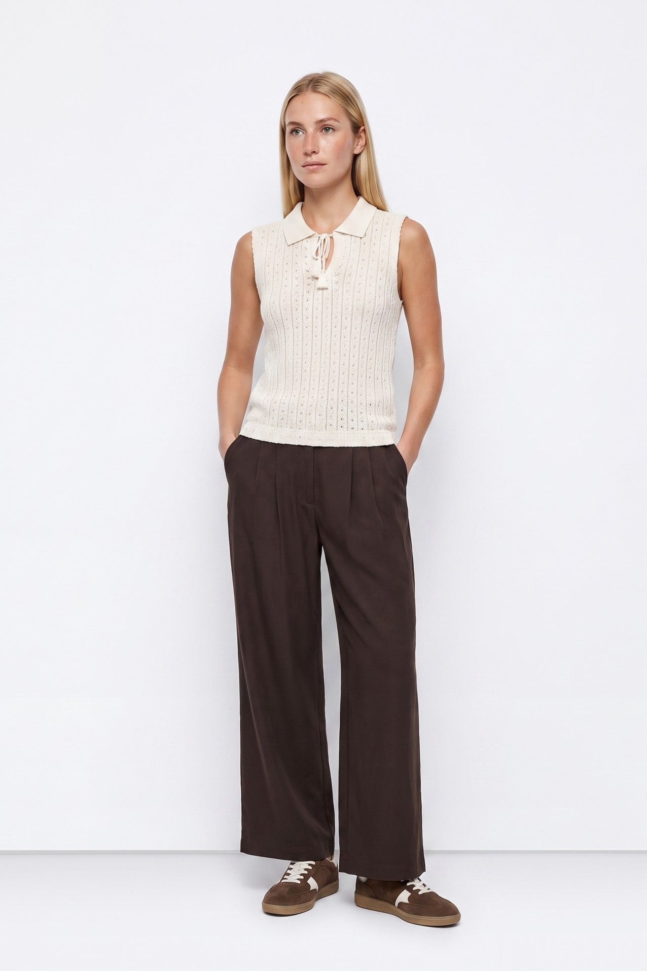 Camiseta beige sin mangas