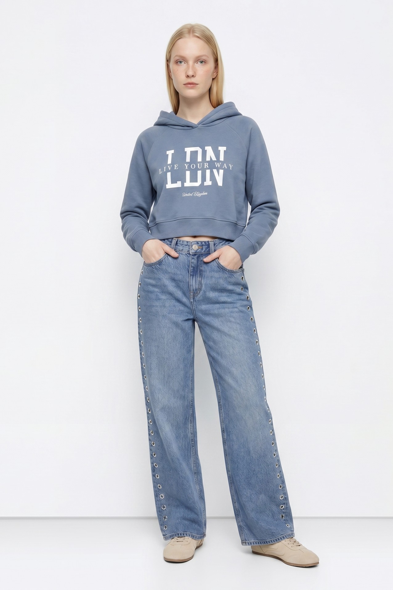 Sudadera crop azul con capucha