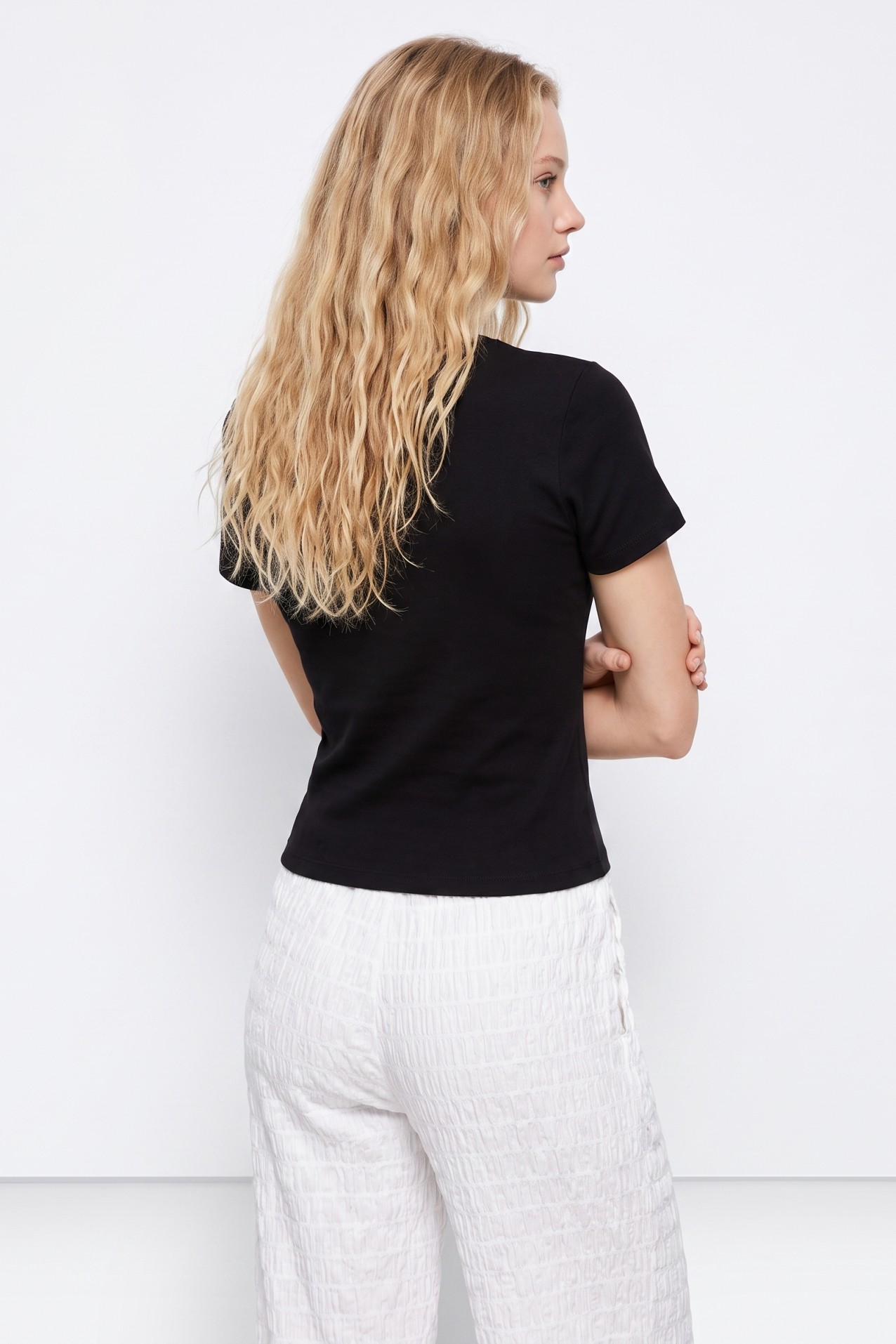 T-shirt preta crop fit