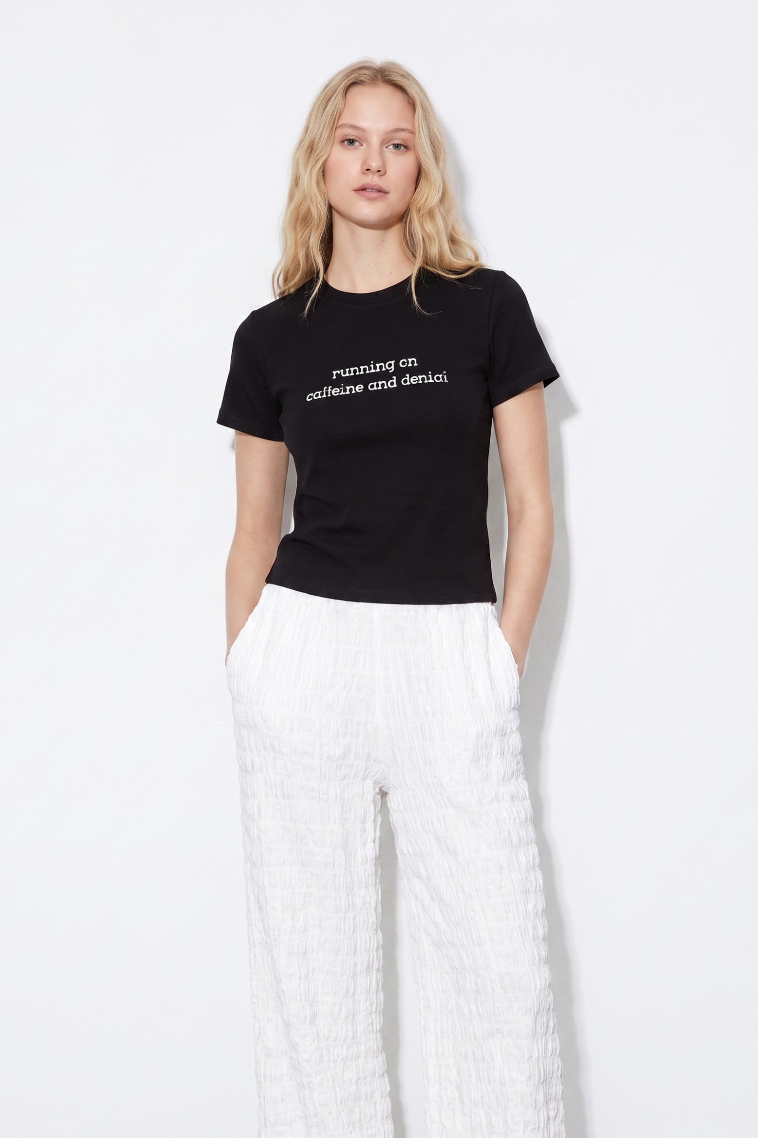 T-shirt preta crop fit