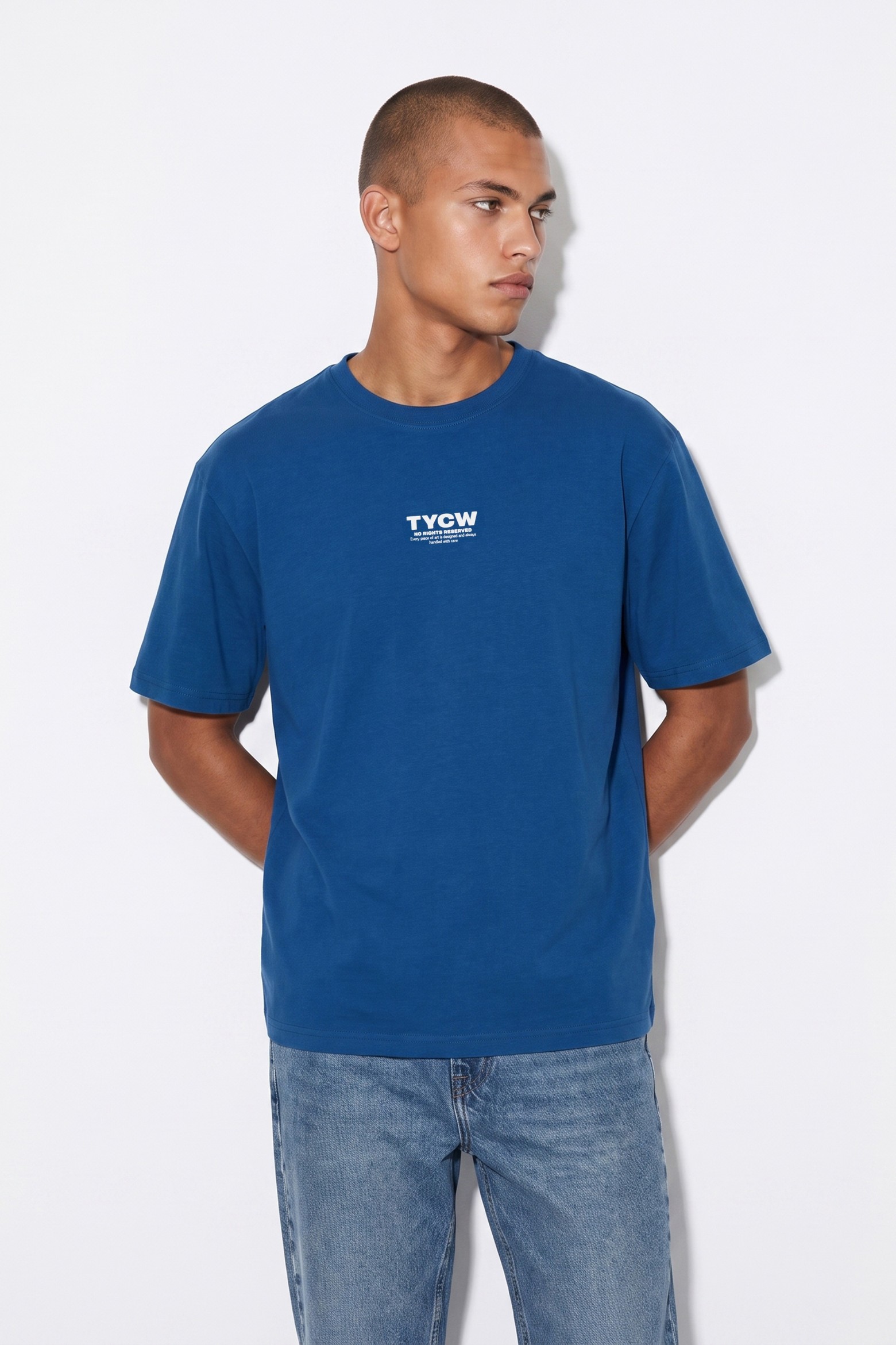 T-shirt azul com estampado
