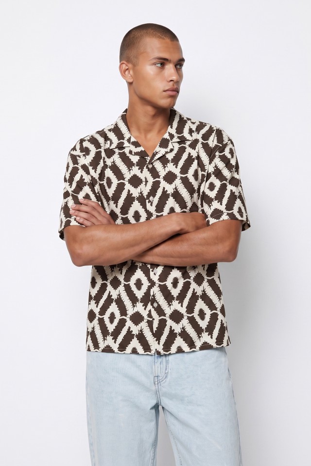 Camisa curta estampada chocolate