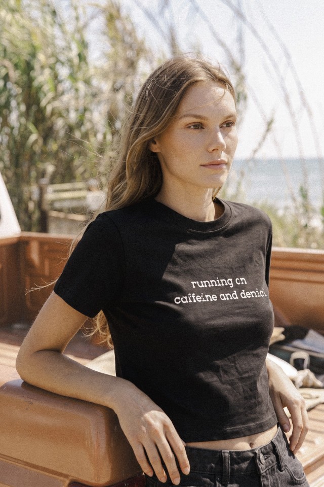 Camiseta negra frase corta