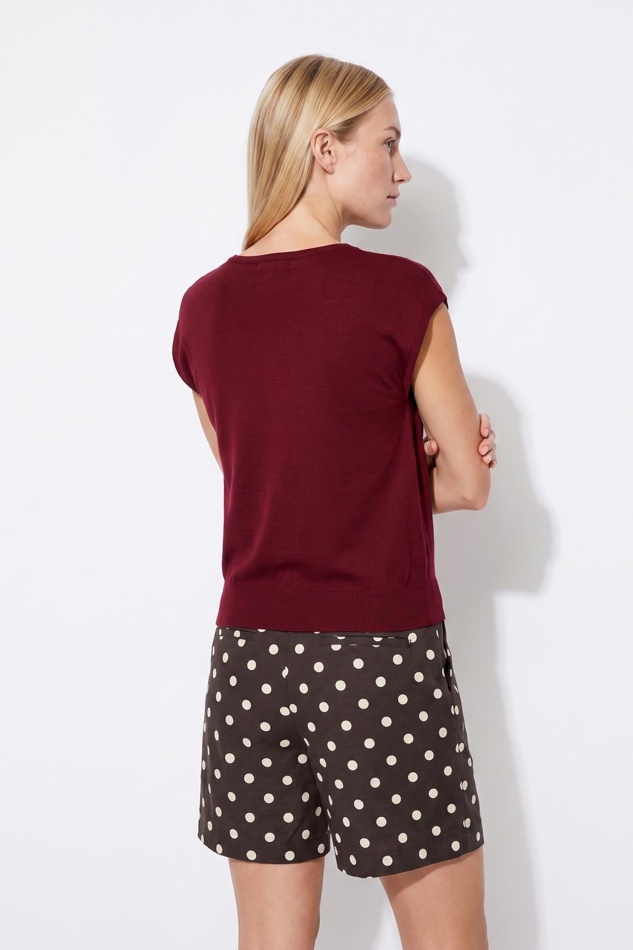 Camisola vermelha com detalhe dourado