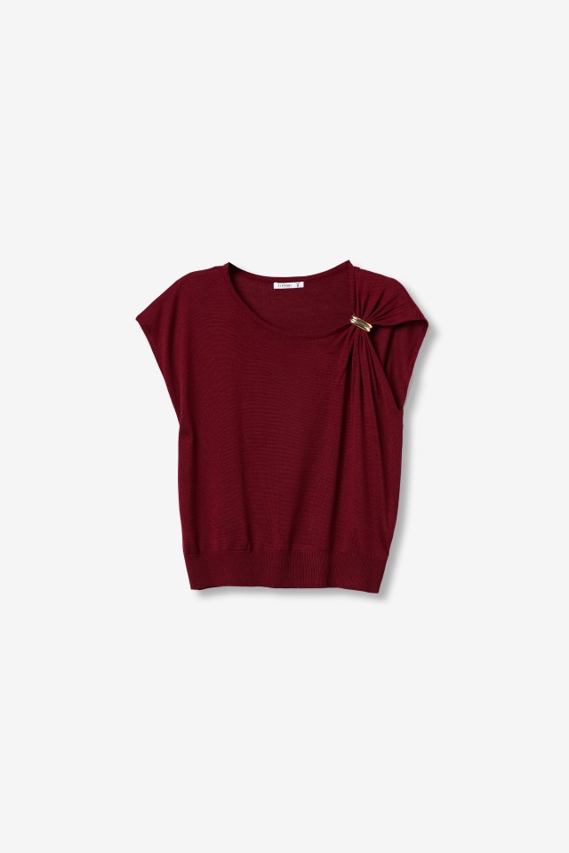 Camisola vermelha com detalhe dourado