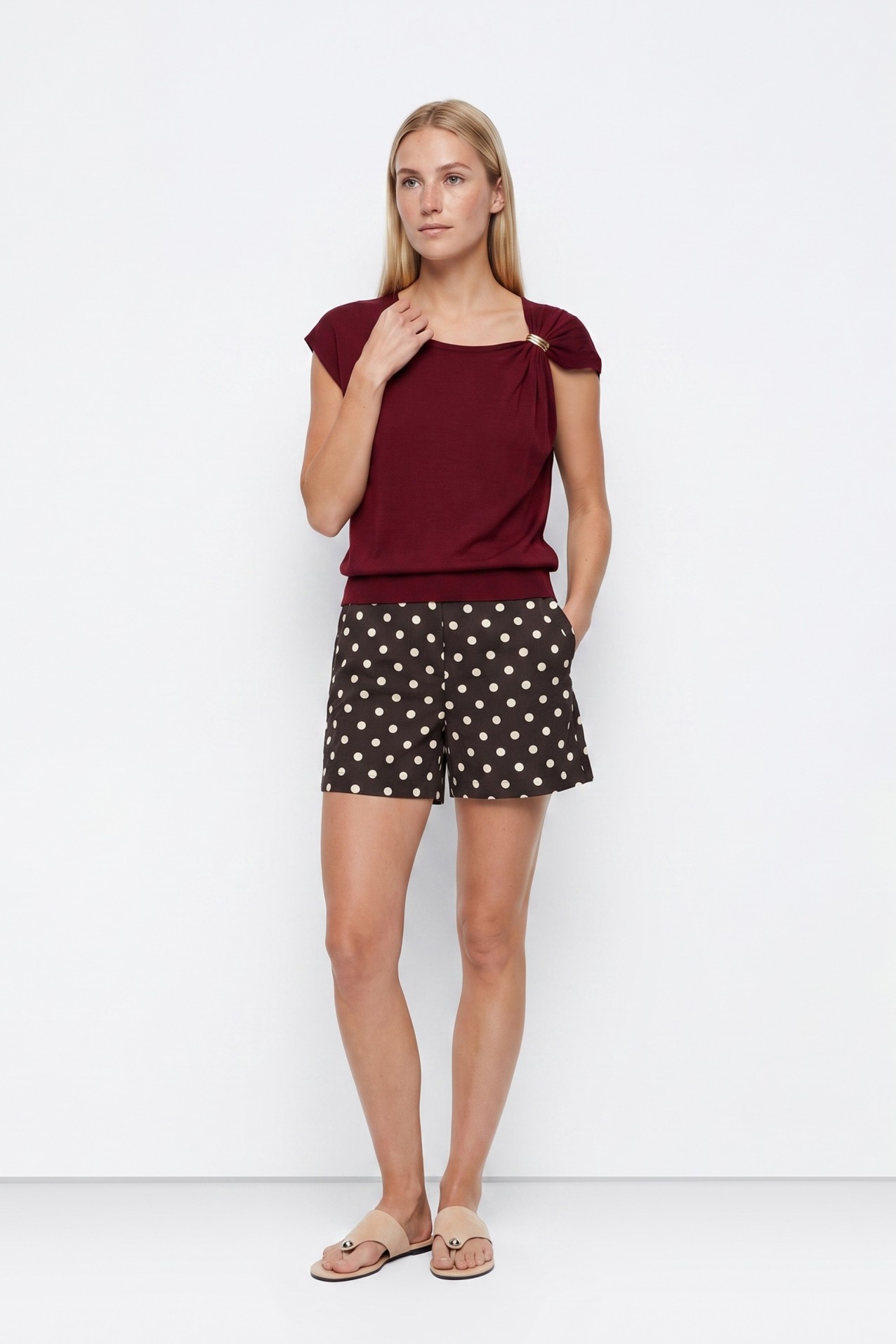 Camisola vermelha com detalhe dourado