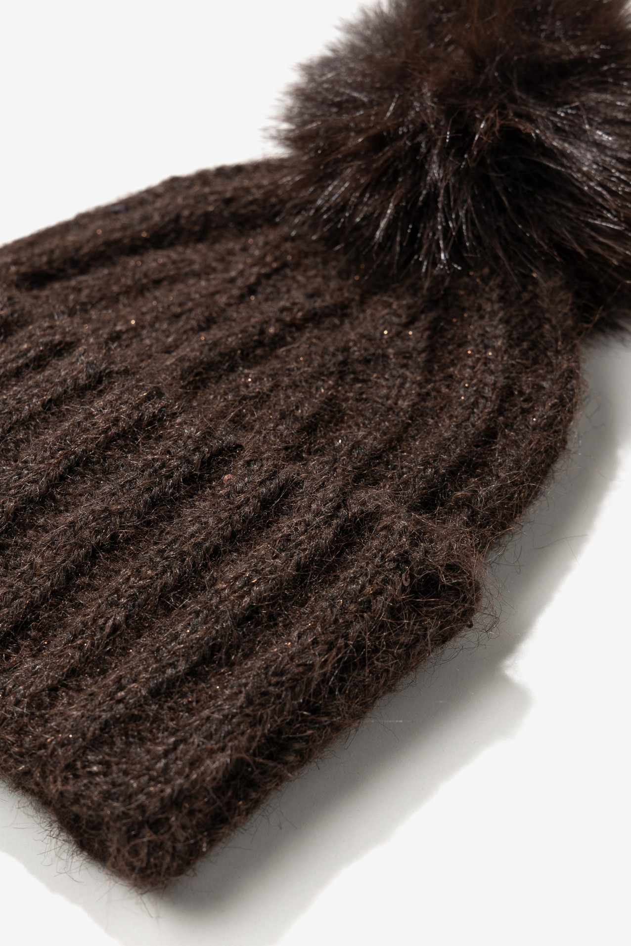 Gorro castanho escuro com pompom