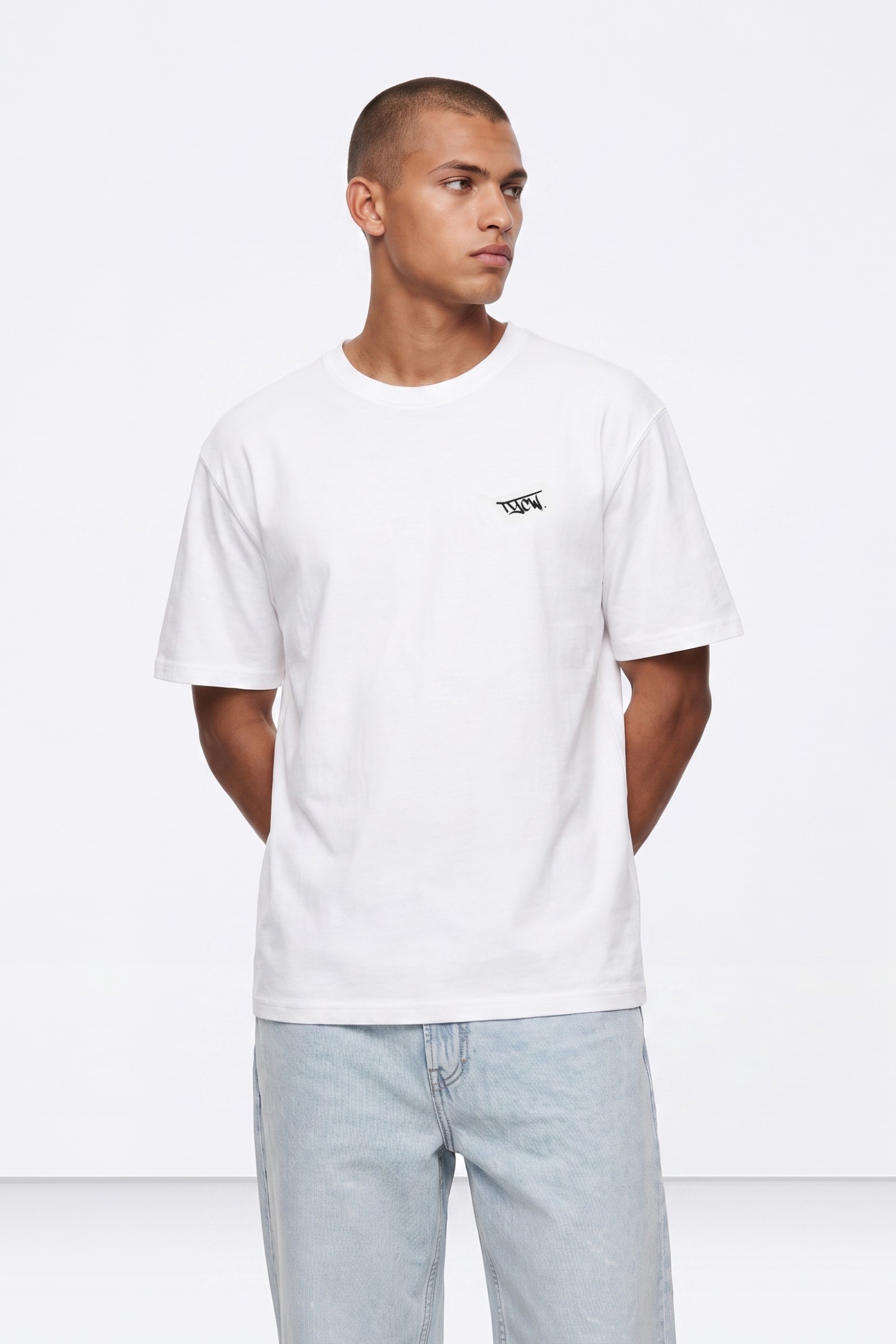 Camiseta blanca estilo urbano