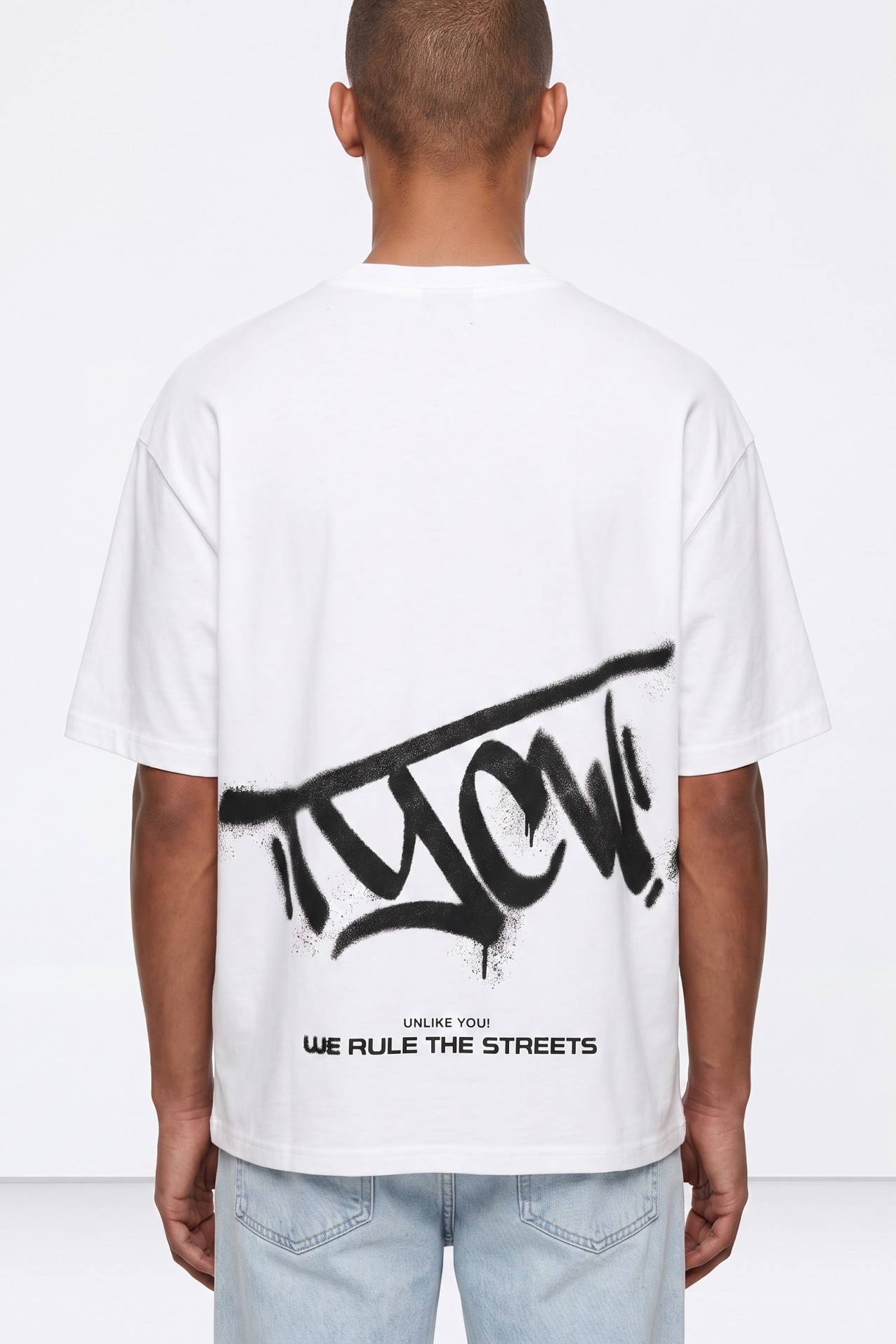 Camiseta blanca estilo urbano