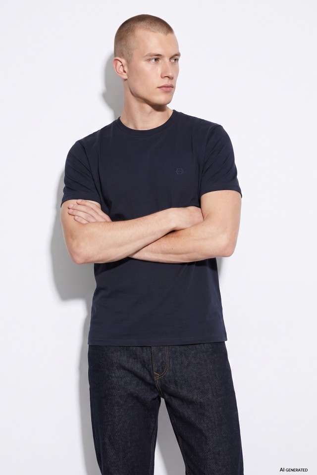 Camiseta azul oscuro minimalista