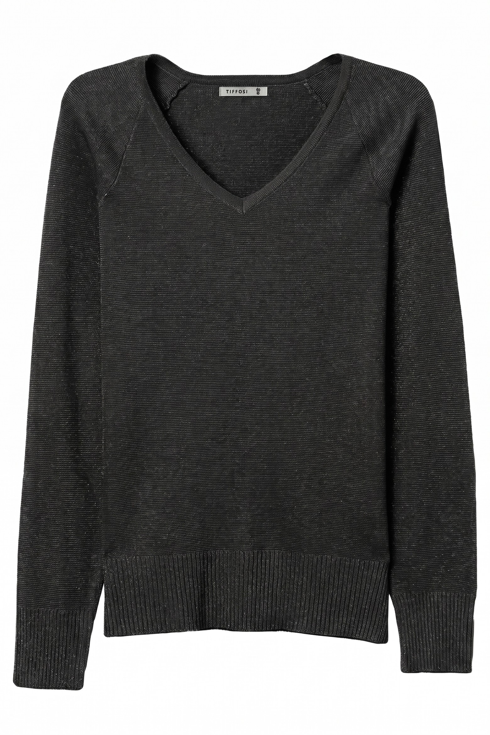 Camiseta negra cuello pico