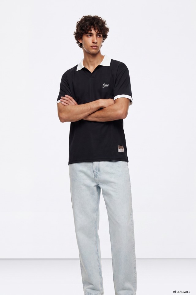 Camiseta negra cuello blanco