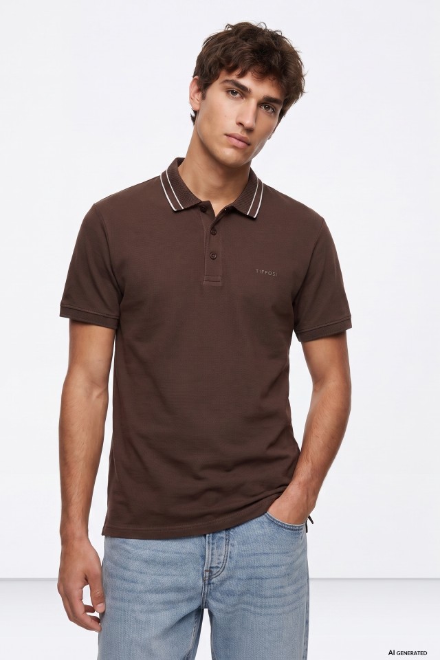 Polo marr�n cl�sico corto