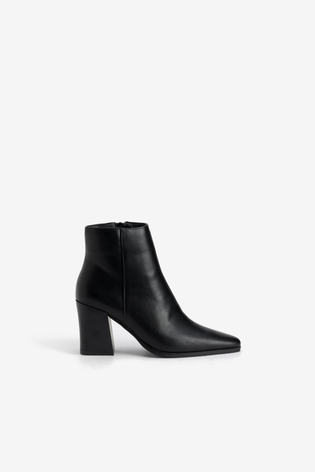 Botins pretos de salto